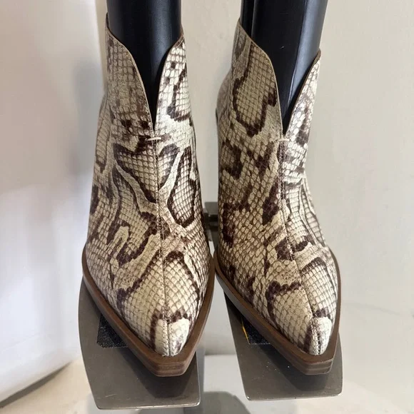 Vince Camuto Ginsel Snake Print Leather Bootie Boot Womens size 9 - Picture 4 of 9